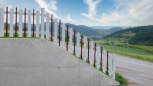 Blick in die Ferne mit Alu Zaun Landskron