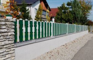 Farbspiel aus Grün und Weiß mit Alu Zaun Mirabell