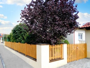 Gartenzaun in Holzoptik mit Alu Zaun Mirabell