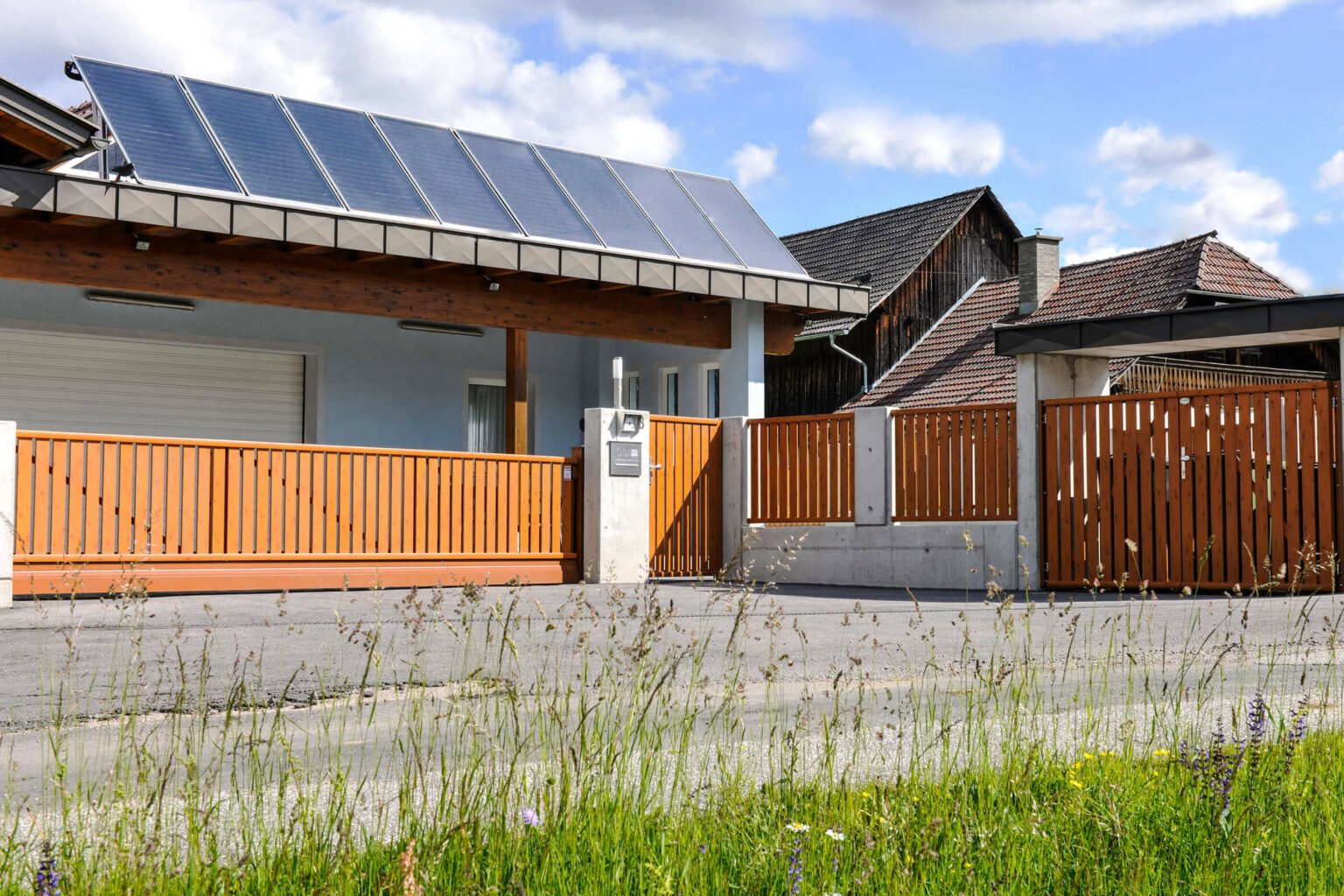 Schöner Gartenzaun in Holzoptik mit Alu Zaun Miramare