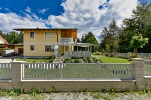 Gelbes Einfamilienhaus mit Alu Zaun Miramare