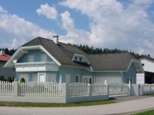 Blaues Einfamilienhaus mit Aluzaun Schönbrunn