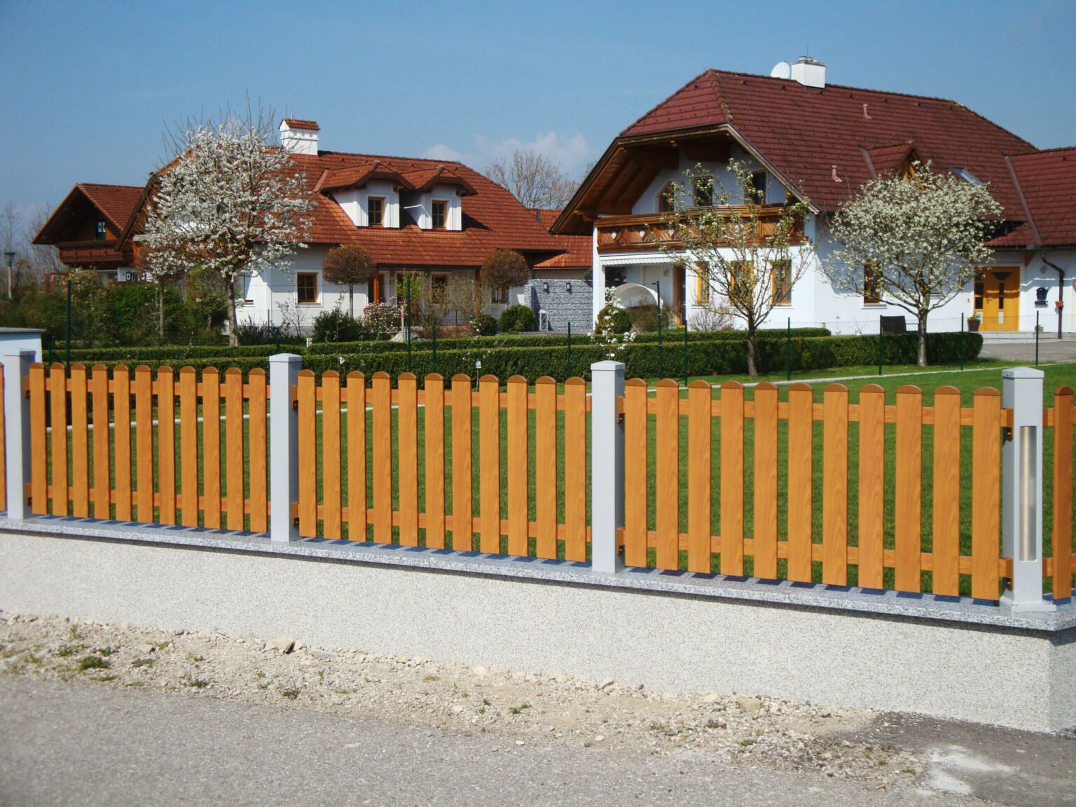 Schlichter Gartenzaun in Holzoptik mit Aluzaun Schönbrunn