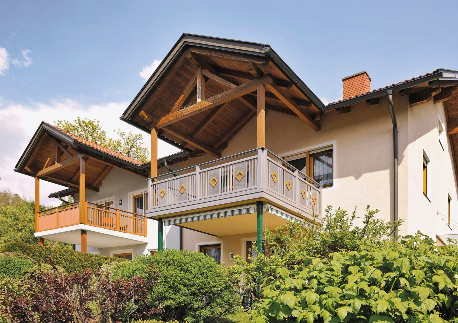 Großzügiger Anbaubalkon mit Alu Classic Frankfurt Balkongelände