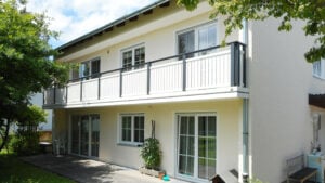 Weißes Einfamilienhaus mit neuem Alu Classic Vilshofen Balkongeländer