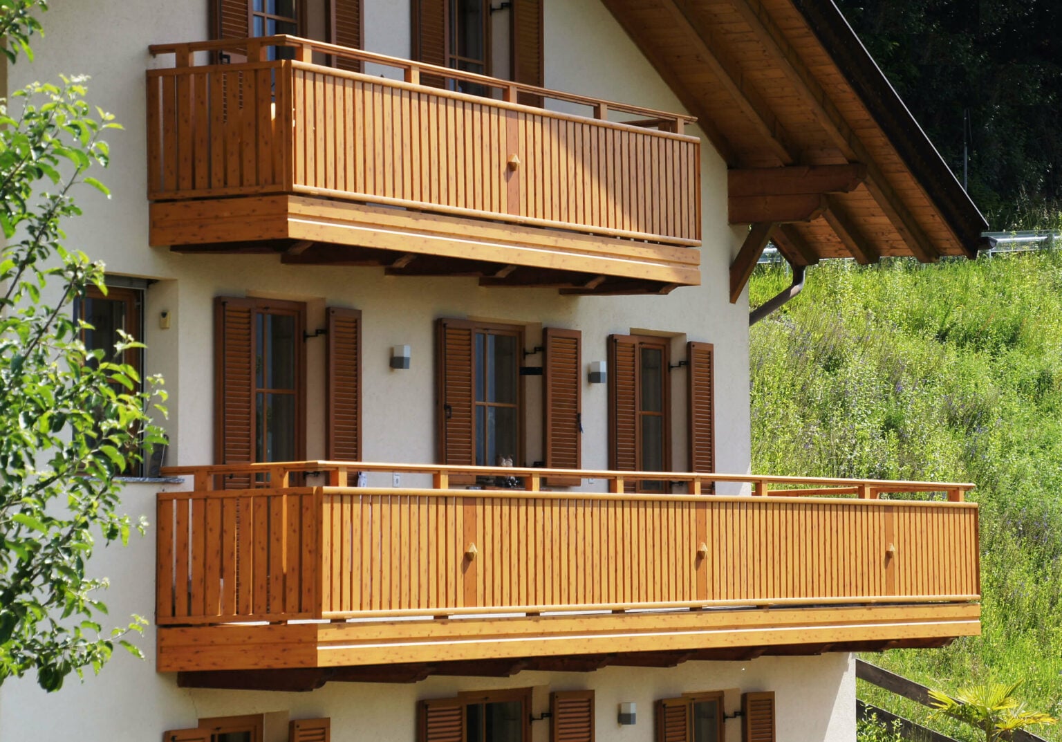Holz-Fensterläden mit Alu-Balkongeländer in Holzoptik