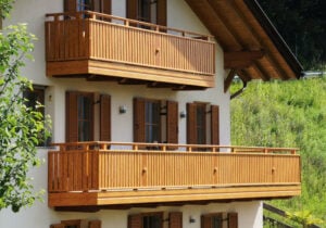 Holz-Fensterläden mit Alu-Balkongeländer in Holzoptik