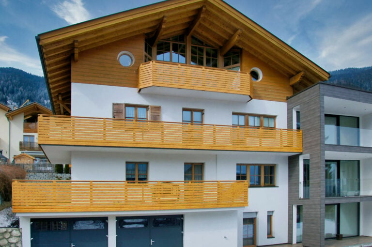 Semi-blickdichtes Balkongeländer aus Aluminium in Holzoptik - Alubalkon Alu Select Isola