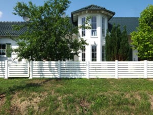 Weiße Villa mit Turm und Aluzaun Castillo