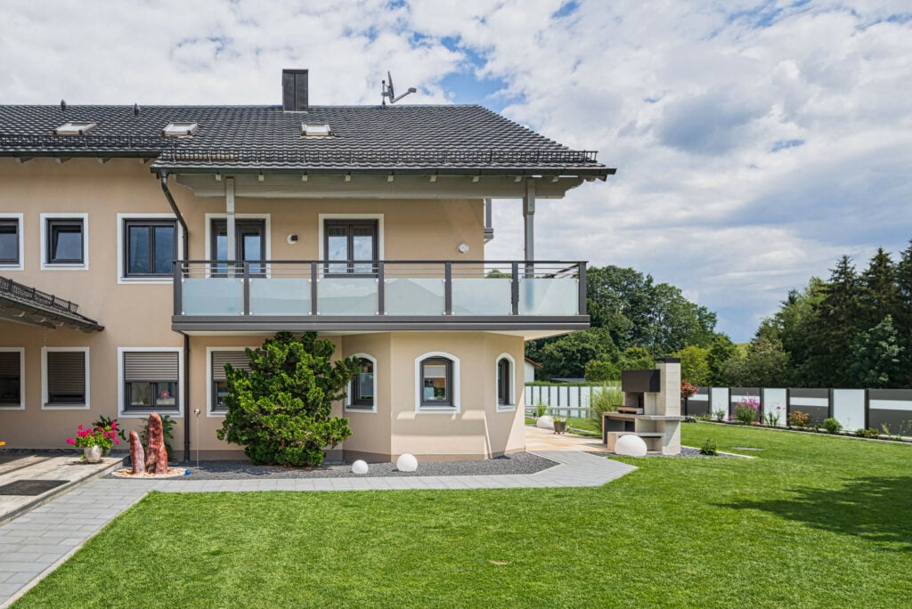 Elegantes Alu-Balkongeländer mit Glas Casa Linea nachher