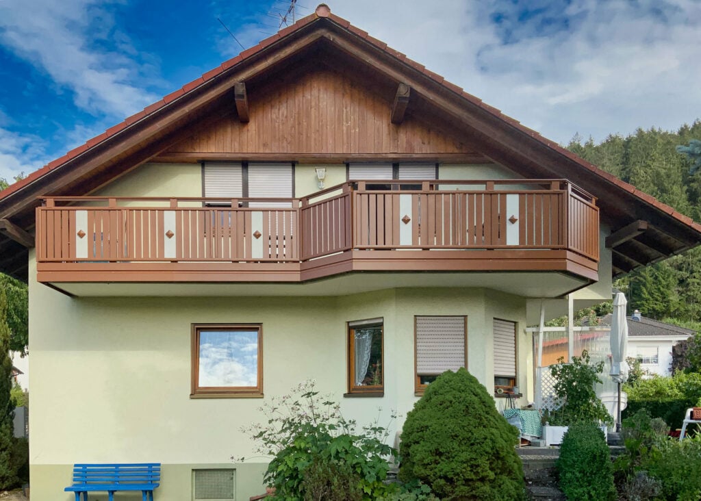 Moderner und frischer Alu-Balkon Roma mit Dekor nachher