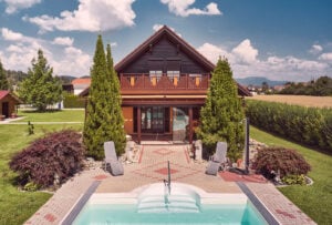 Großer Garten mit Pool und Alu Classic Kitzbühel Balkongeländer