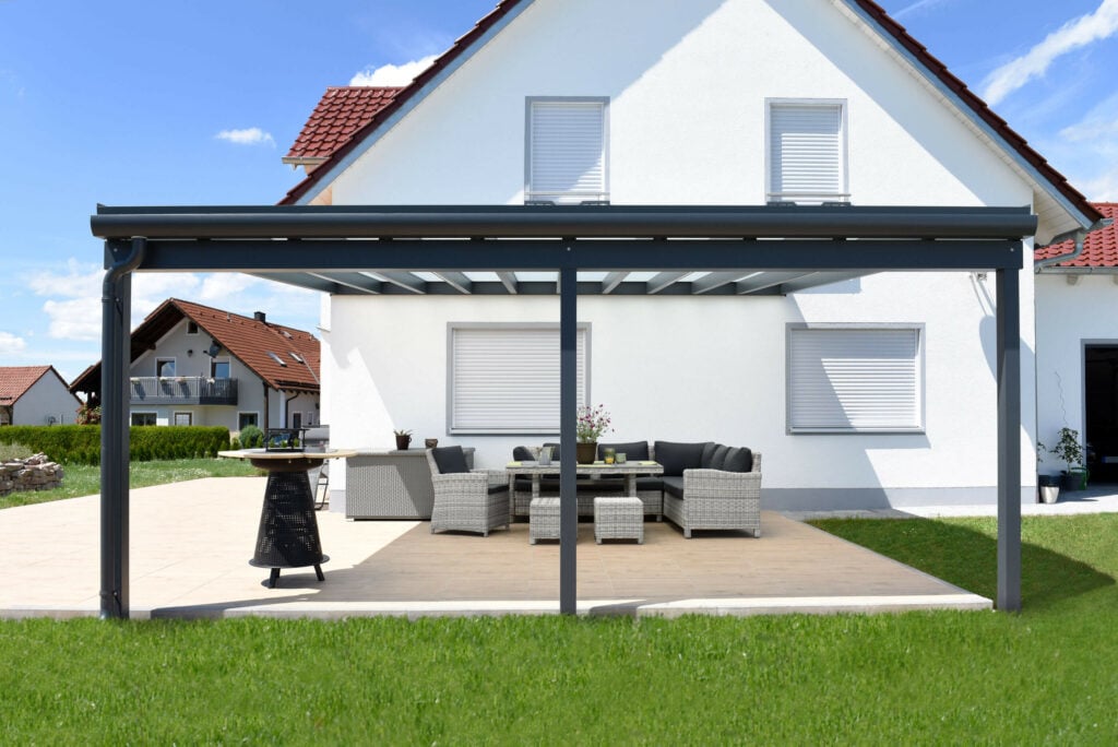 Renoviertes Haus mit neuer Überdachung aus Aluminium