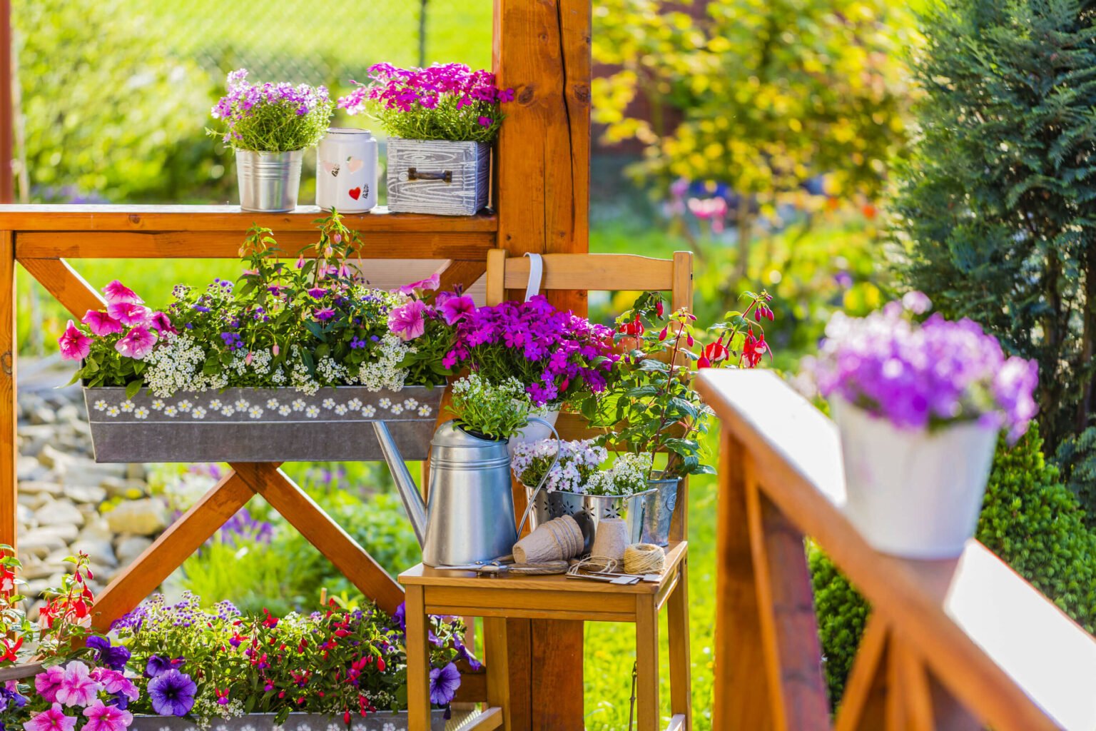 Bunte Blumen und Kräuter am Balkon