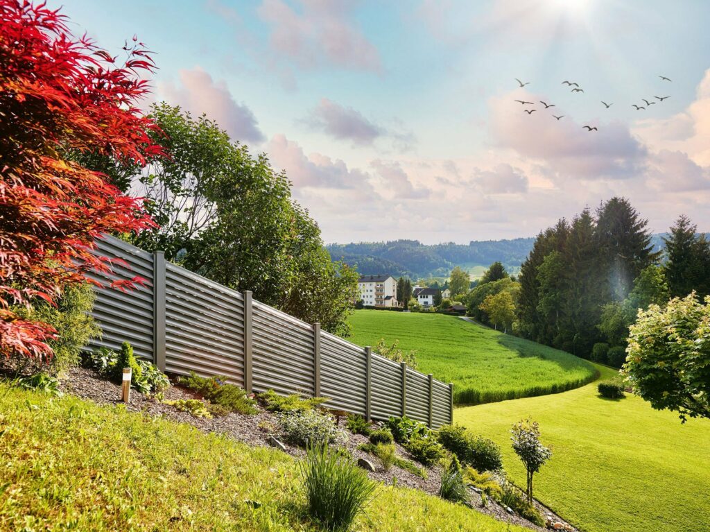 Romantische Abendstimmung mit Alu-Gartenzaun in grau