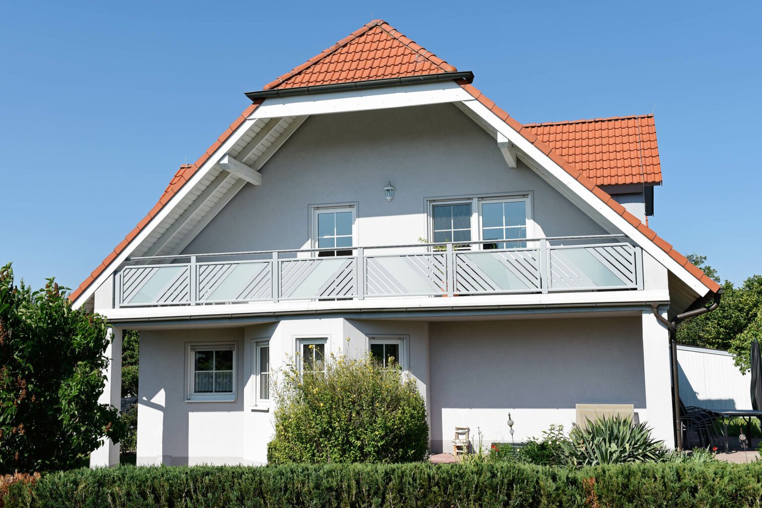 Balkongeländer mit Glas- und Alufüllungen in diagonaler Optik und Edelstahl-Handlauf - Alubalkon Alu Design Sellin