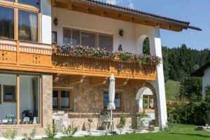 Alu Balkongeländer Modell Lofer in Holzoptik mit Blumenkasten