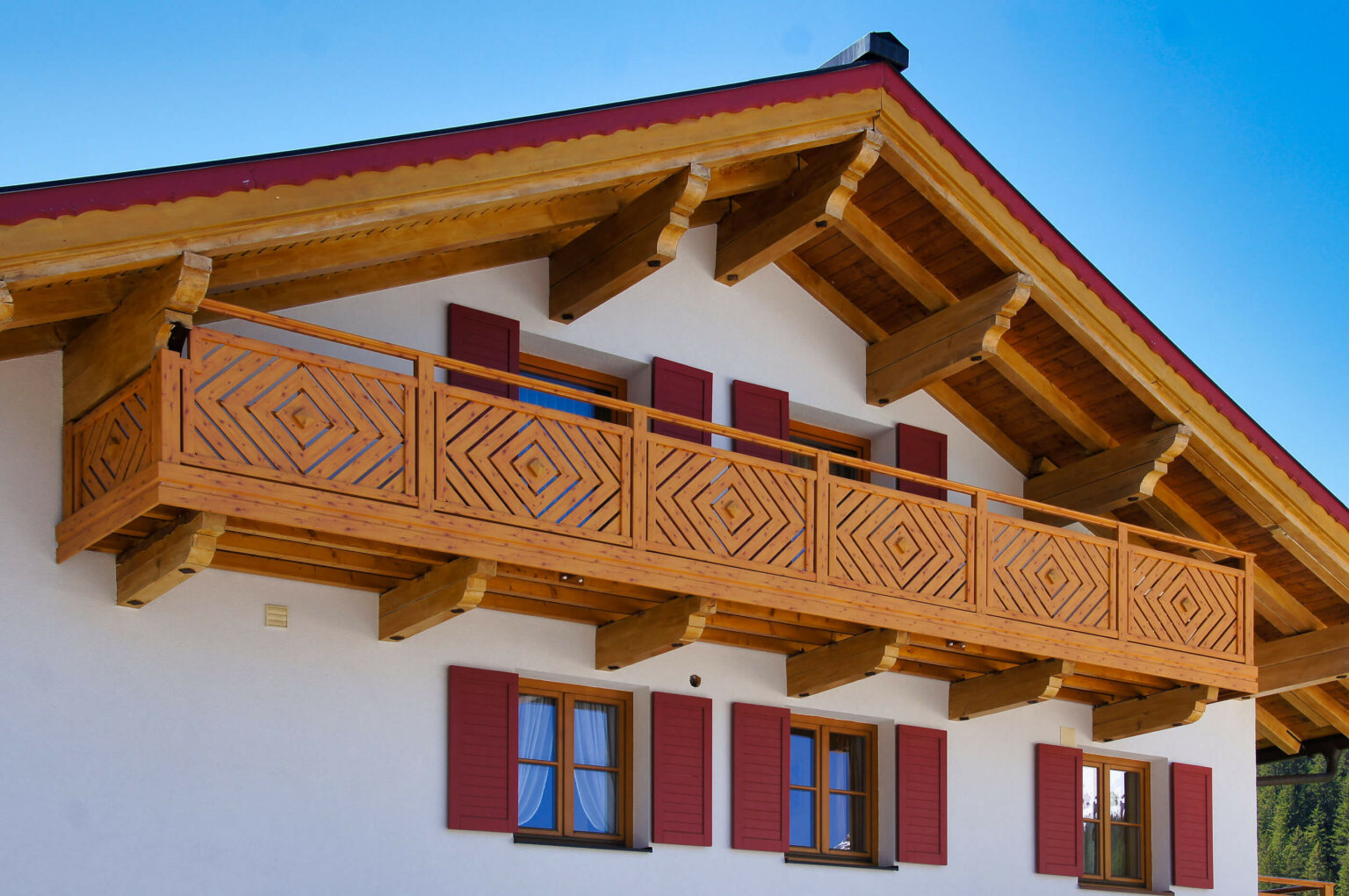 Einfamilienhaus im Alpenstil mit Alu Classic Kassel Balkongeländer in Holzoptik