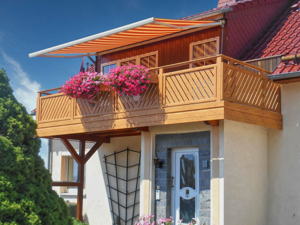 Alu Balkonmodell Klagenfurt in Holzoptik mit Blumenkasten