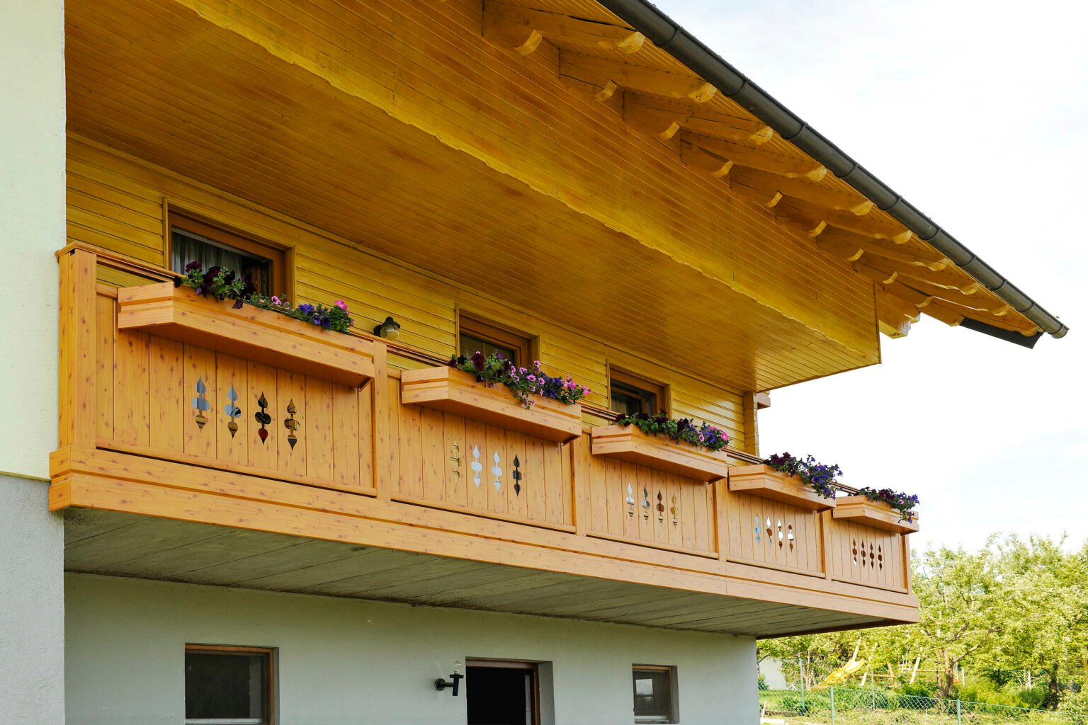 Holzoptik Balkongeländer im Landhausstil mit modern zurückgenommenen Balustern - Alubalkon Alu Classic Gerlos