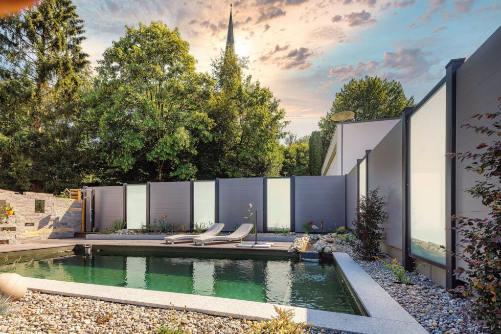 Stylisher Designer Pool mit Sichtschutzzaun von Leeb