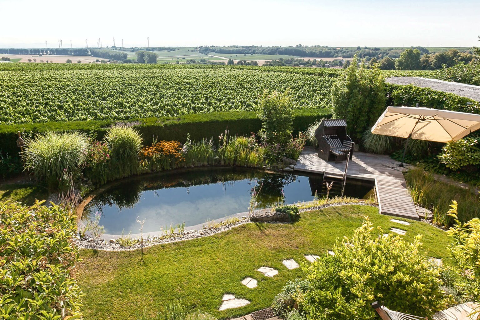Natur-Pool harmonisch in den Garten eingefügt