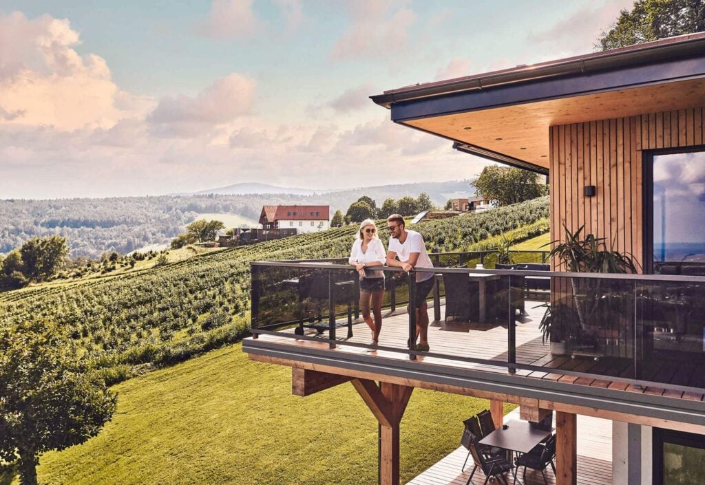 Alu-Glas-Balkongeländer von Leeb Balkone mit zufriedenen Kunden