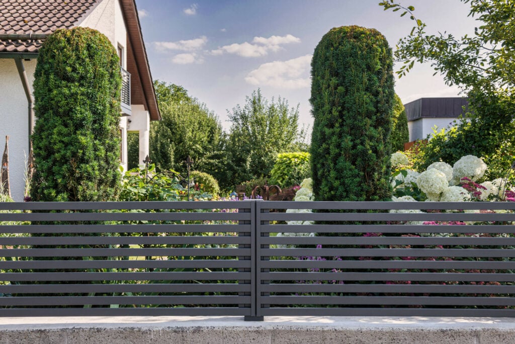 alu zaun modern mit horizontalen latten diritto