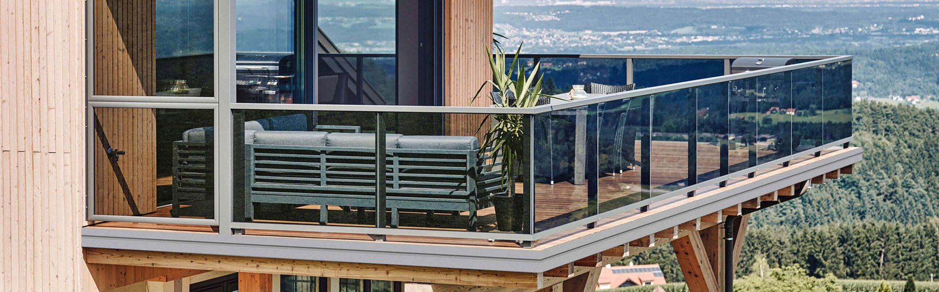 Glasbalkon - moderner Balkon mit Balkongeländer aus Glas und Alu