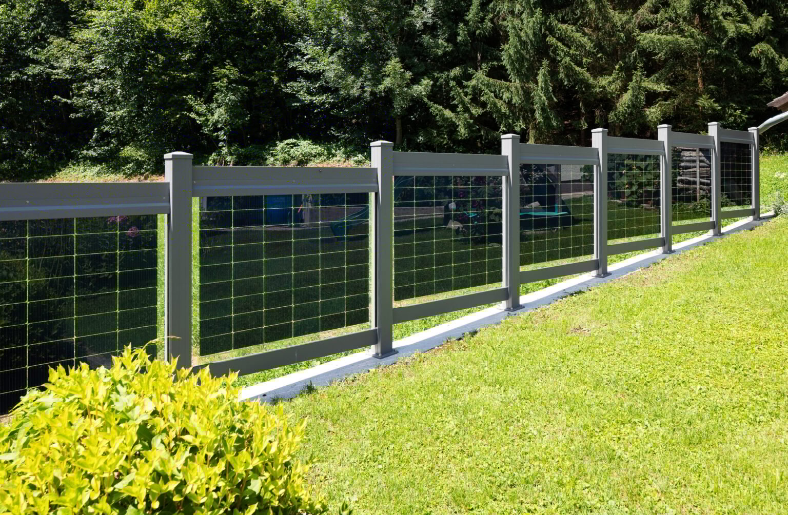 Effizienter Zaun mit integrierten Solarpaneelen