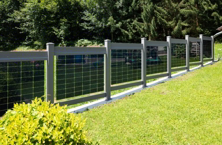 Effizienter Zaun mit integrierten Solarpaneelen