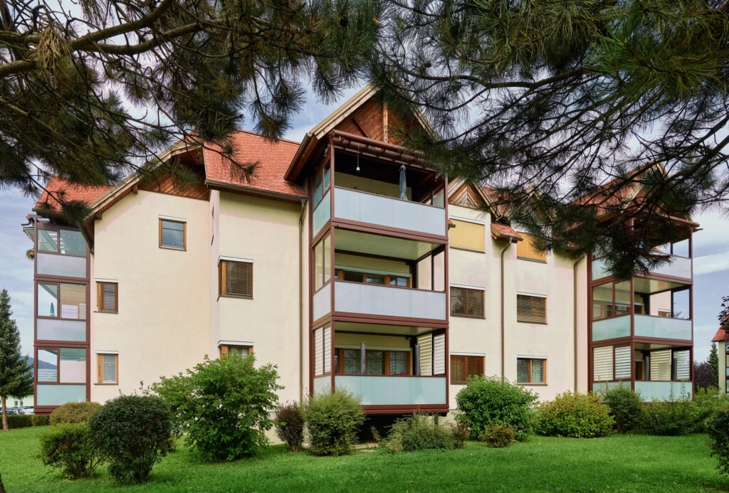 alu glas anbautuerme mit balkon ueberedachung