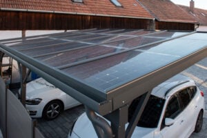 Nahaufnahme des Dachs vom Solarcarport