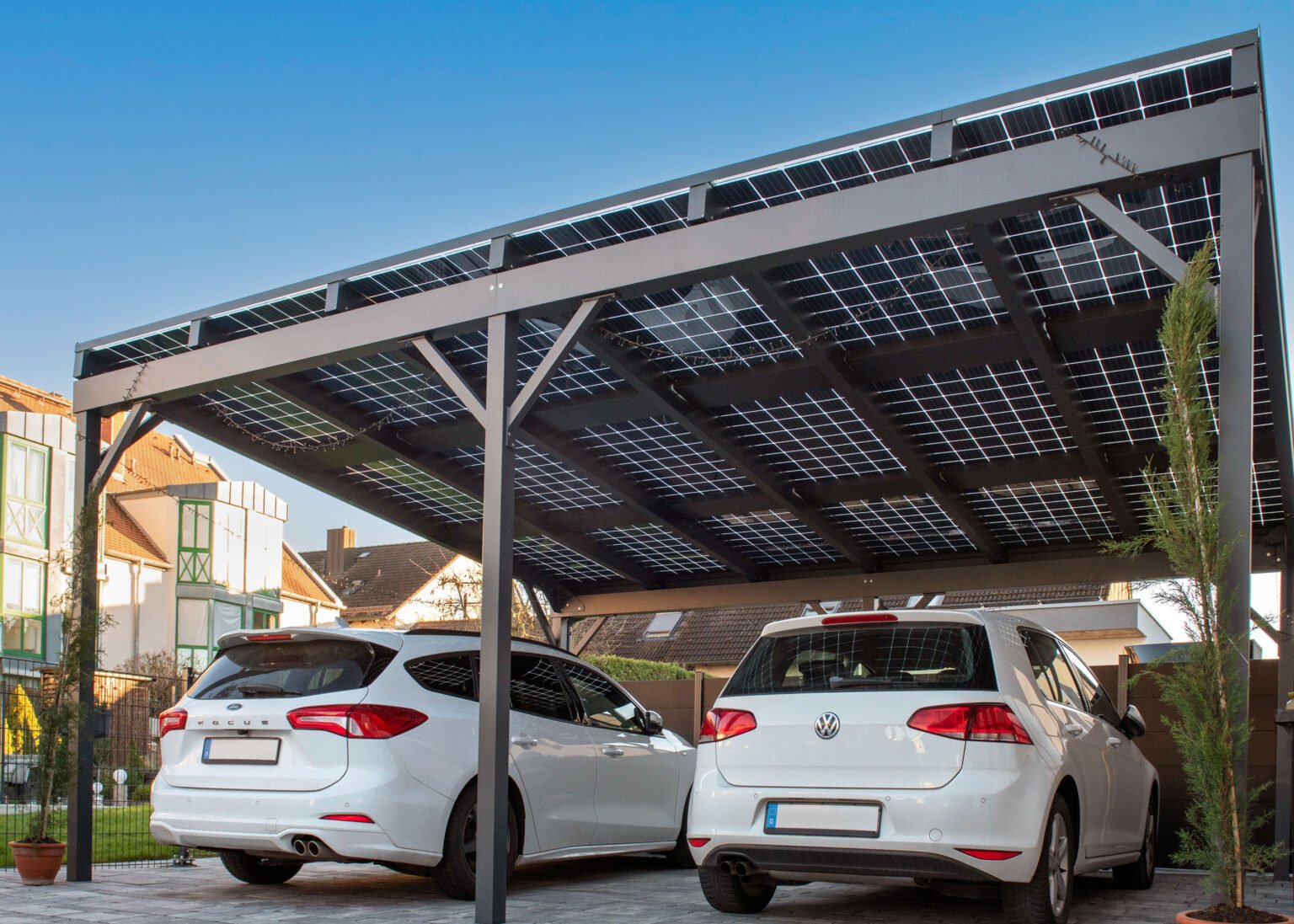 Ansicht eines Solarcarports mit zwei Autos von schräg vorne