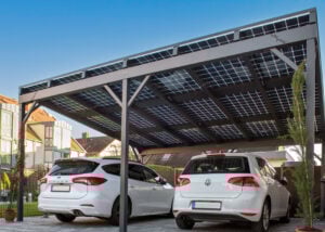Ansicht eines Solarcarports mit zwei Autos von schräg vorne
