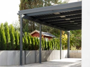 solar carport bei der hauseinfahrt