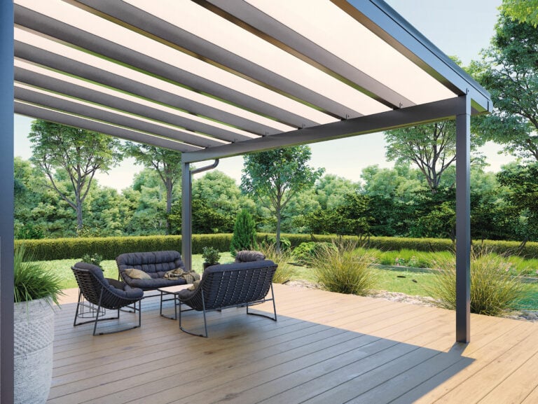 Fixe Terrassenüberdachungen beschatten nach Plan – je nach Bauweise (Eindeckung mit Sandwichpaneelen, integrierte PV Module) und Ausstattung (Markisen)