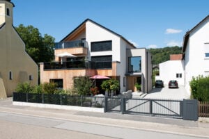 alubalkon vision mit grauem glas und aluzaun lille in anthrazit