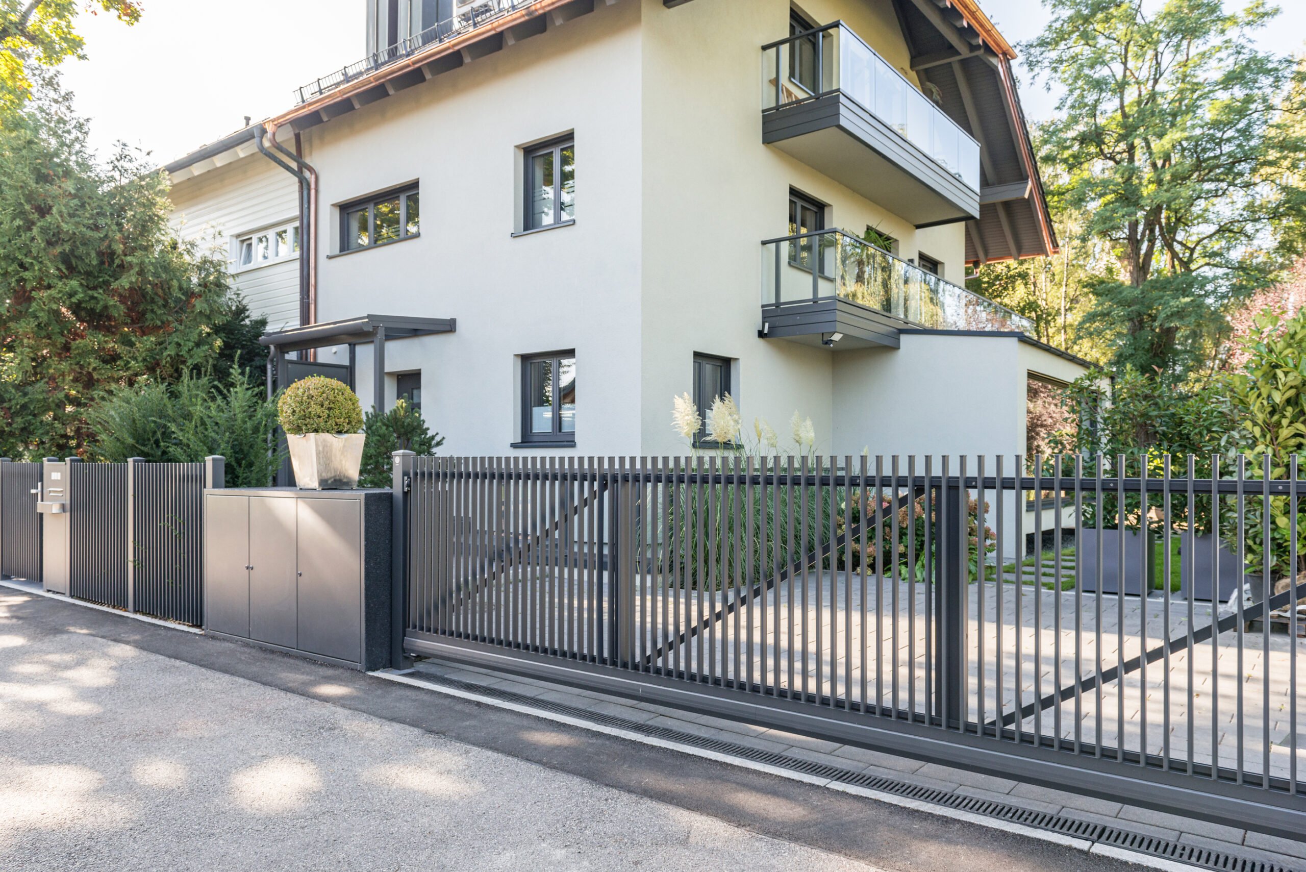 Alu Schiebetor als Einfahrt für umzäuntes Einfamilienhaus - Leeb Zauntore