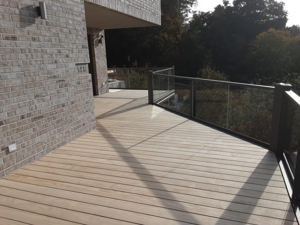 Anbaubalkon mit Boden aus Accoya-Holz