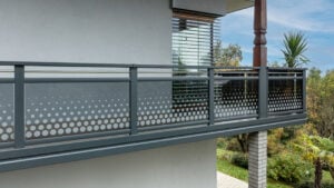 alubalkon ballina mit glas und kreismuster