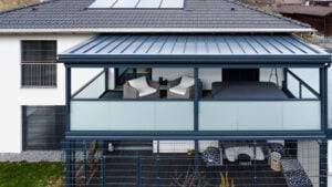 Eindeckung mit Sandwichpaneele - schalldämmende Überdachungen für Terrasse und Balkon