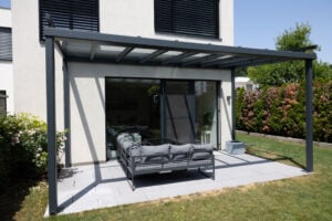 alu terrassenueberdachung amalfi in anthrazit und transparentem glasdach