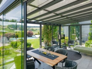 Amalf-Überdachung Innenansicht mit Aufdachmarkise und LED-Beleuchtung