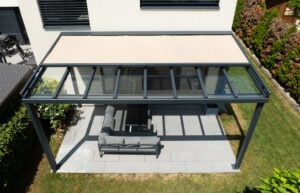 alu terrassenueberdachung amalfi mit halb geoeffneter aufdachmarkise