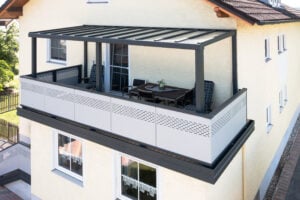 alu terrassenueberdachung amalfi mit transparentem glasdach und alubalkon handa