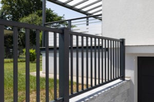 aluzaun belvedere in anthrazitgrau auf einer mauer