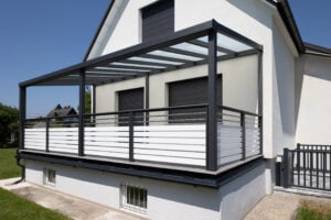terrassenueberdachung amalfi in anthrazit mit alubalkongelaender madrid