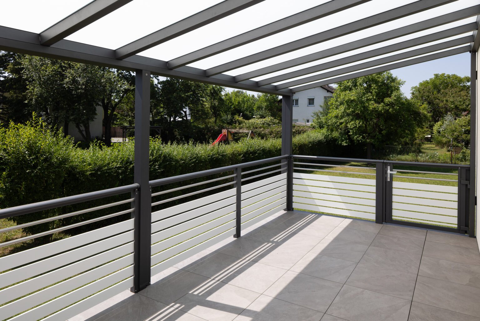 terrassenueberdachung amalfi mit balkongelaender madrid und einer gehtuer