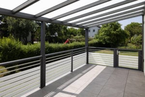 terrassenueberdachung amalfi mit balkongelaender madrid und einer gehtuer
